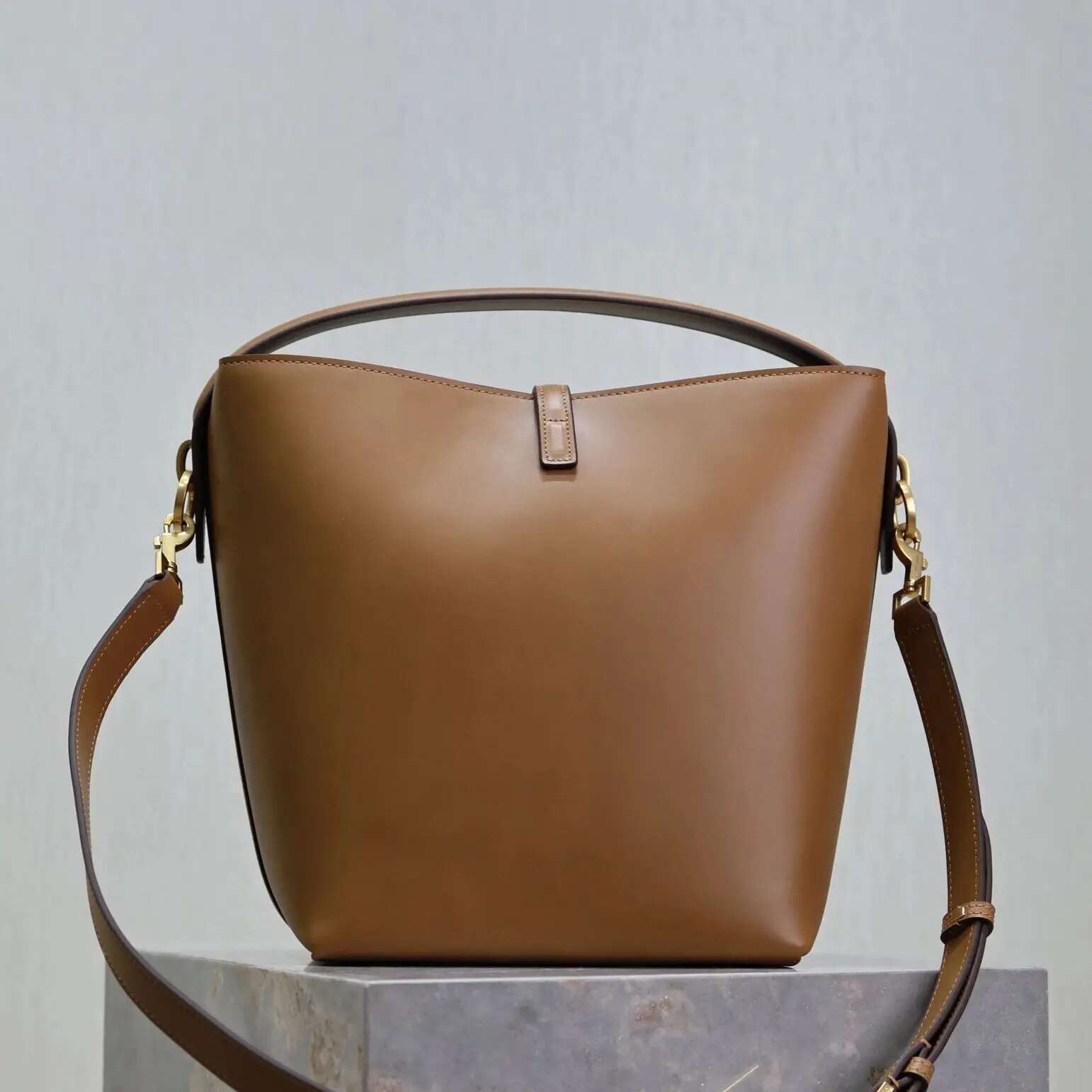 New Handbag Designer Bucket Bag Women's Large-Capacity High-Quality One-Shoulder Tote Bag Fashion Commuter Messenger Ba