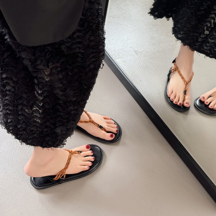 designer shoes 2025 new Niche flat French toe-ring sandals fairy shoes spring, black retro match with skirts Roman shoes