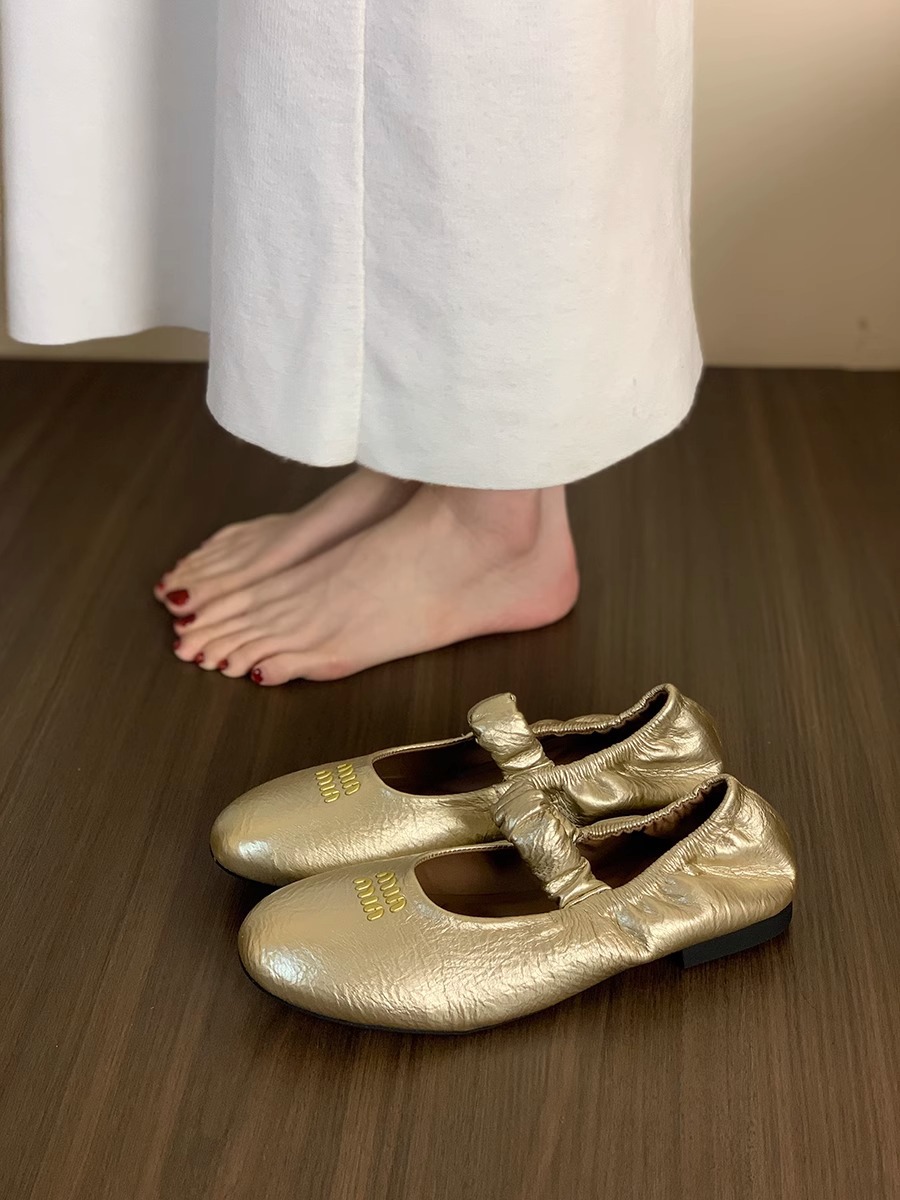 designer shoes 2025 Korean version wrinkled retro round-toe shallow-mouth single shoes for women style grandma shoes flat bottom Angora red Mary Jane 