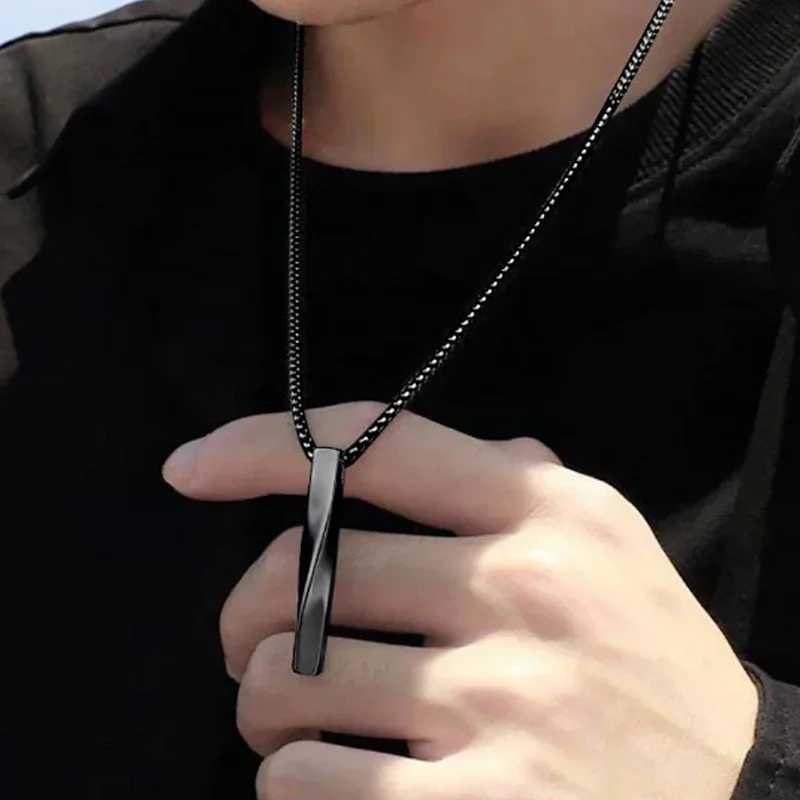 Fashionable rectangular pendant necklace geometric fashion spiral straight titanium steel hip-hop chain Y250329