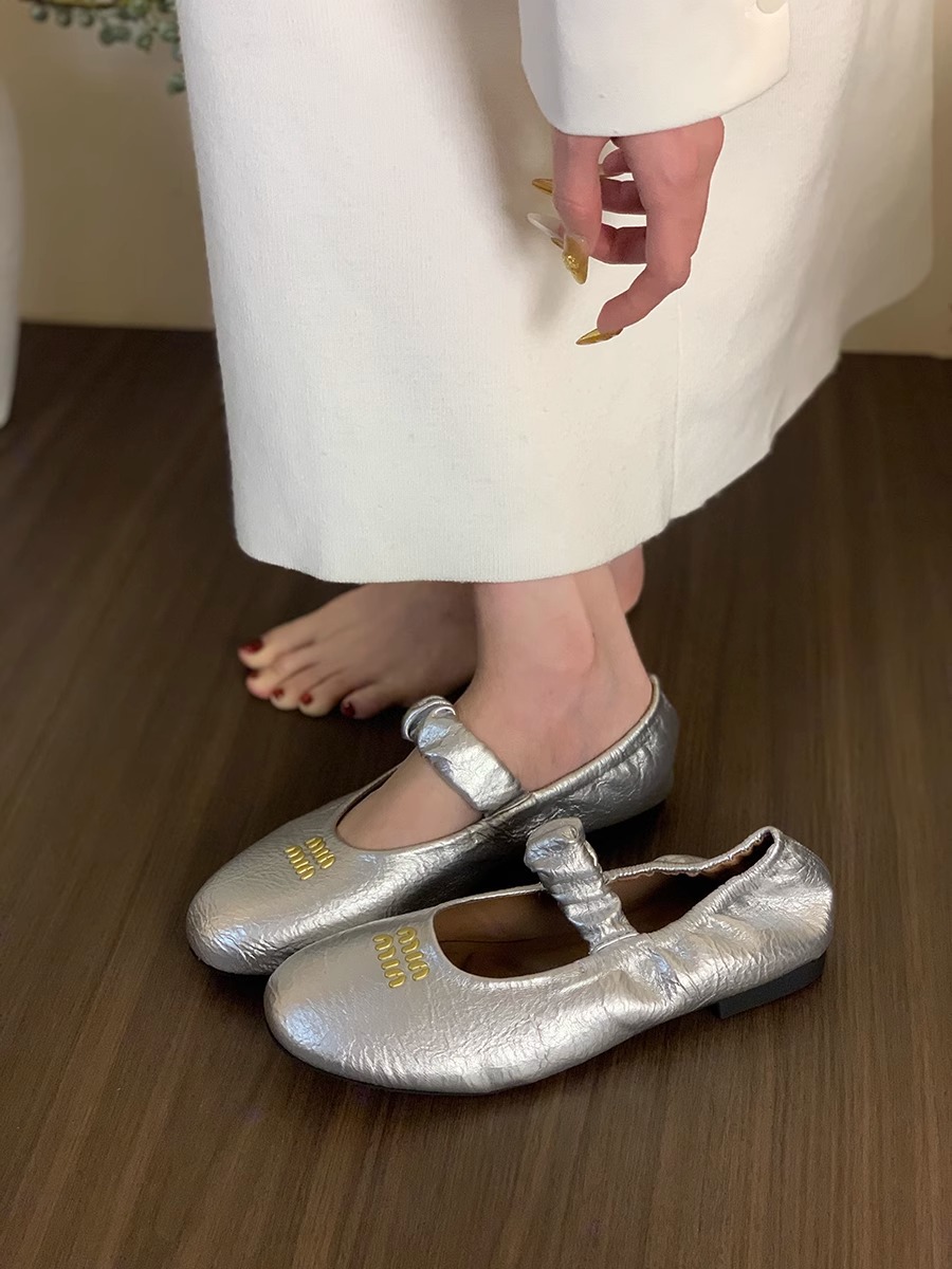designer shoes 2025 Korean version wrinkled retro round-toe shallow-mouth single shoes for women style grandma shoes flat bottom Angora red Mary Jane 