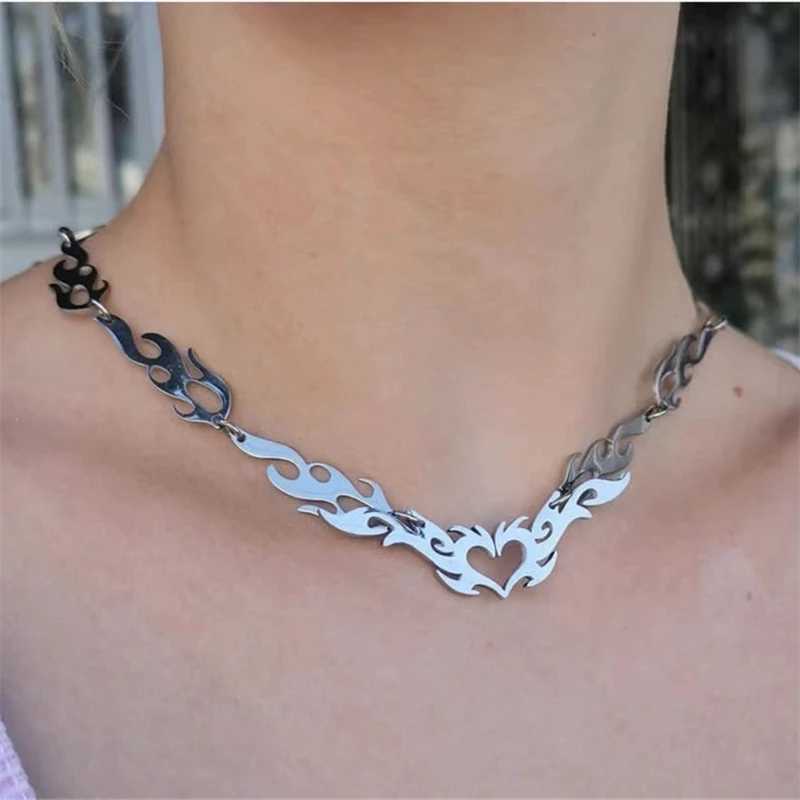 New Korean Fashion Punk Hollow Flame Love Heart Pendant Necklace for Men Minimalist Women Rock Hip Hop Necklace Jewelry Y250329