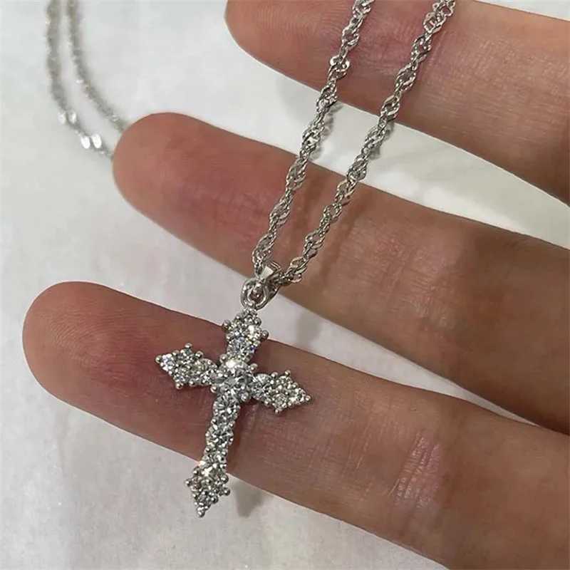 Fashion Minimalist Cross Necklace Light Luxury Zircon Necklace Suitable for Women and Girls Personalized Paradigm Temperature Jewelry Y250329