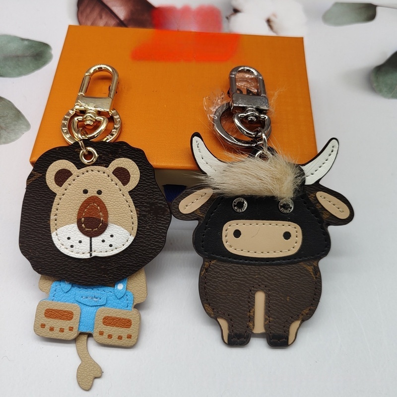 2025 Brand Designer Red Letter Keychain Heart Key Chain Round Brown Flower Leather Men Women Handbags Bags Luggage Accessories Lovers Car Pendant