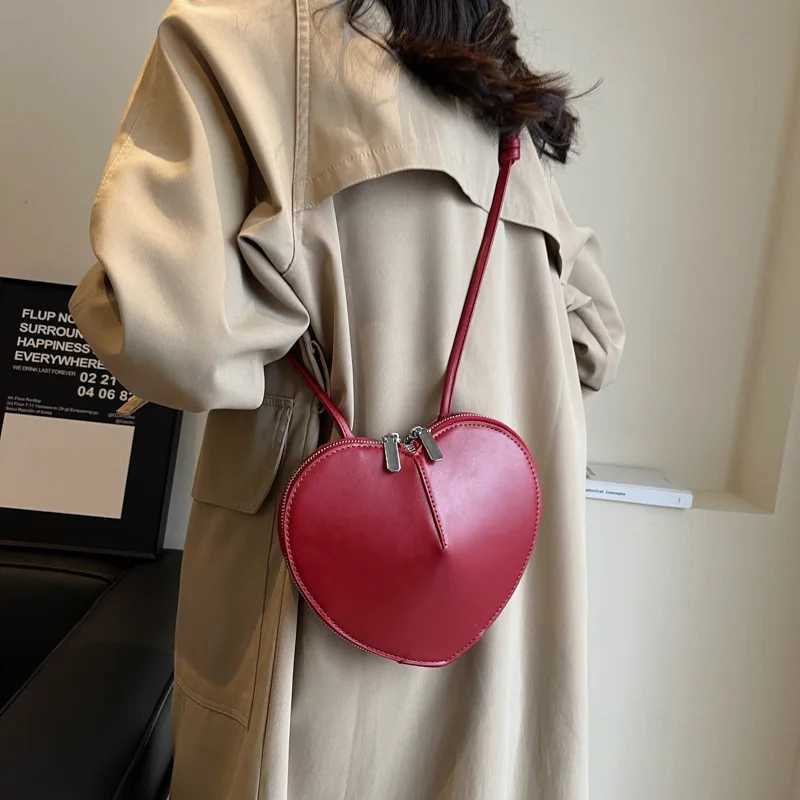 Designer bag Nichi Design Womens Holiday Gift Love Bag 2023 New Womens Sweetheart Cool Adult Messenger Bag Red Black PU Heart Shoulder Bag Y250328