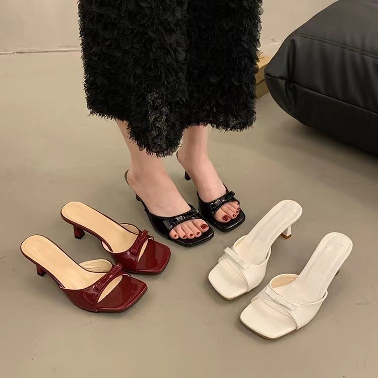 Women's new summer fashion look with flip-flops bow patent leather line with casual square toe high heels