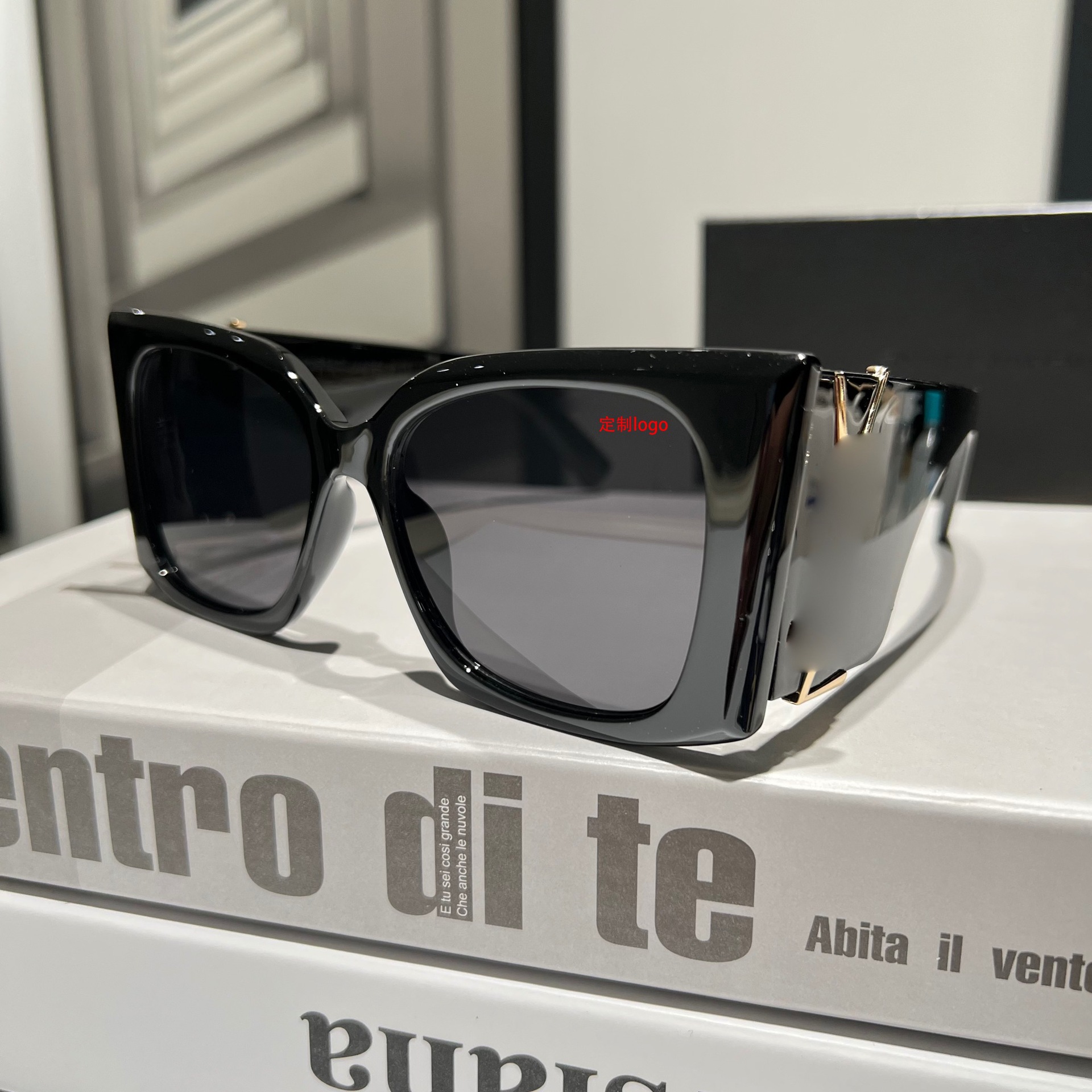 Ladies Designers Sunglasses For Women Mens Sun Glasses Fashion Luxury Oversize Sunglasses With Box Replacement Lens Charm Model Travel Beach Umbrella