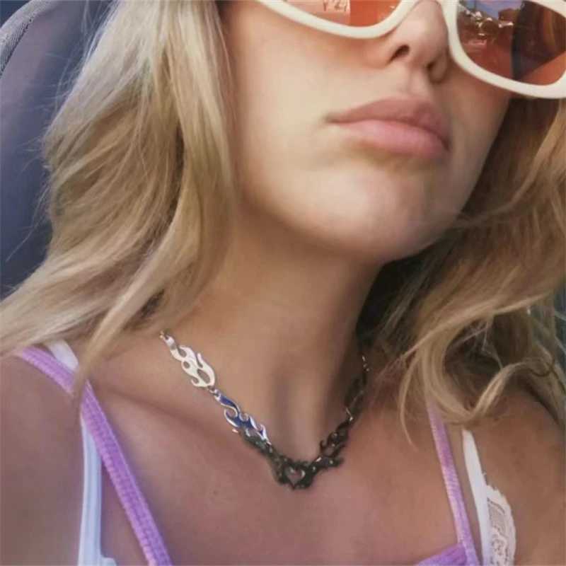 New Korean Fashion Punk Hollow Flame Love Heart Pendant Necklace for Men Minimalist Women Rock Hip Hop Necklace Jewelry Y250329