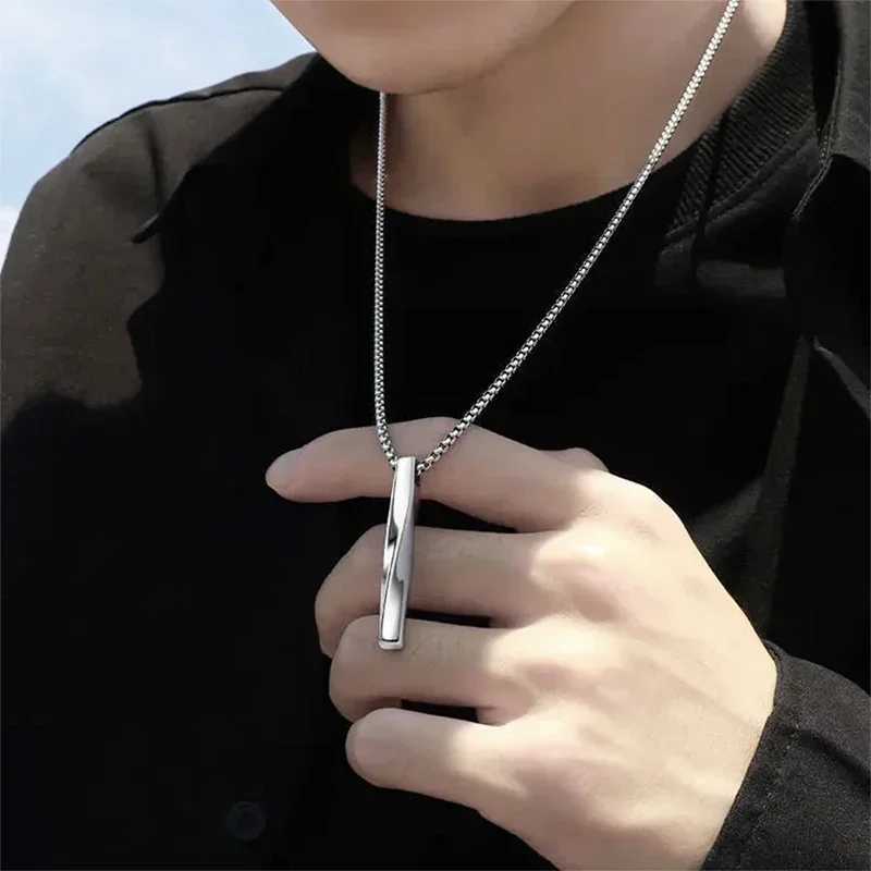 Fashionable rectangular pendant necklace geometric fashion spiral straight titanium steel hip-hop chain Y250329