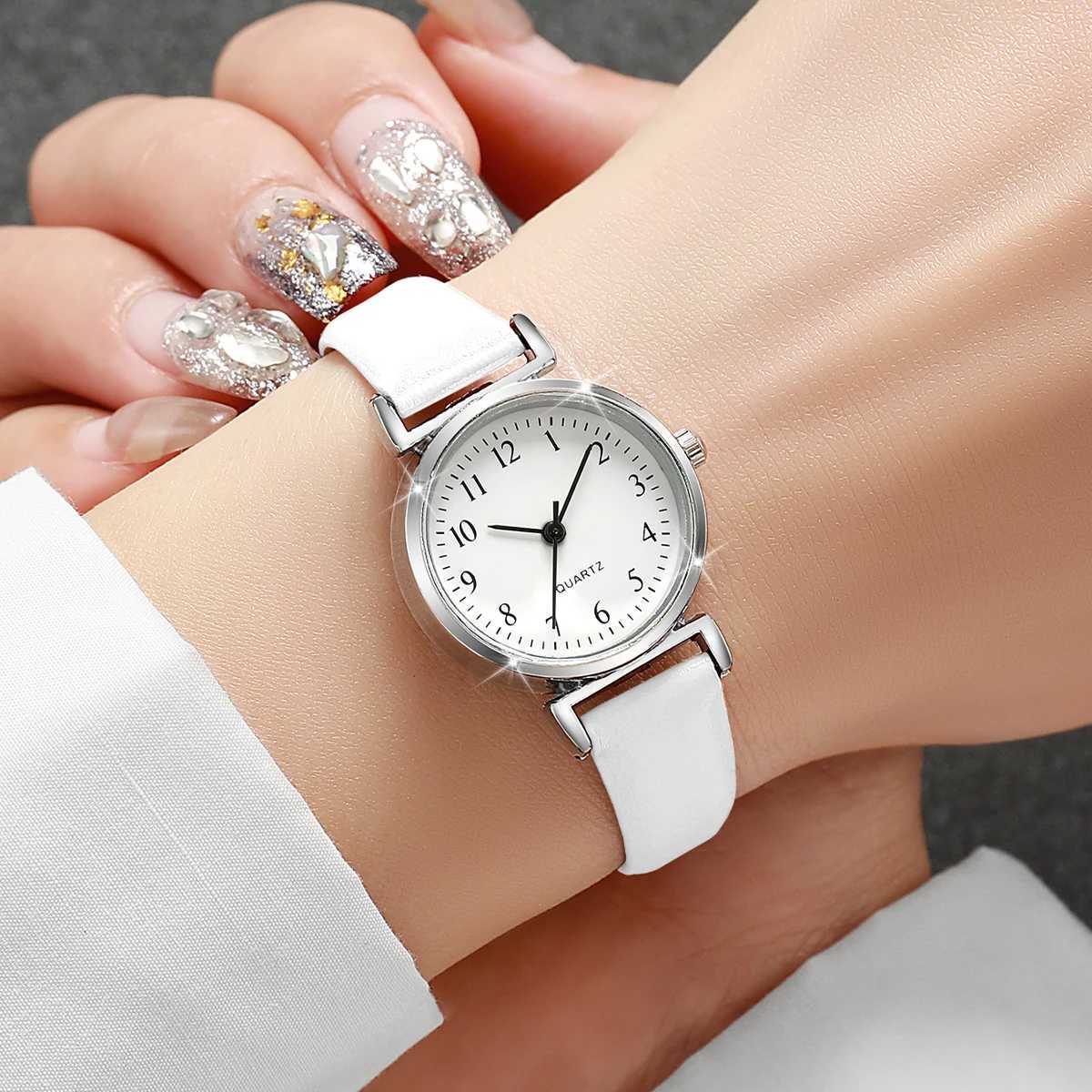 Fashion small dial womens simple leather strap simulated quartz wristband womens clock Reloj frameless W250329