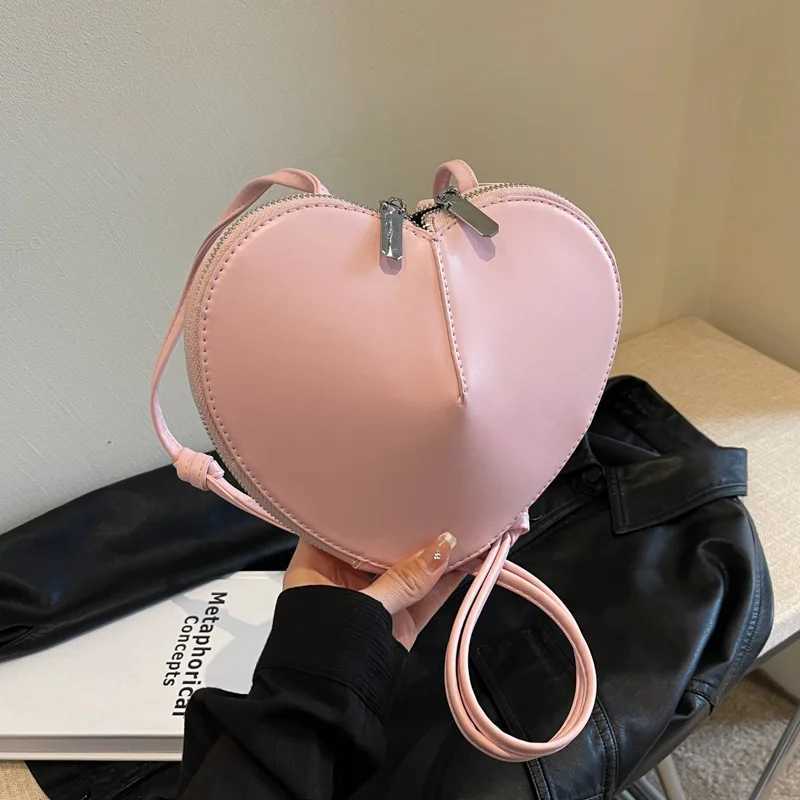 Designer bag Nichi Design Womens Holiday Gift Love Bag 2023 New Womens Sweetheart Cool Adult Messenger Bag Red Black PU Heart Shoulder Bag Y250328