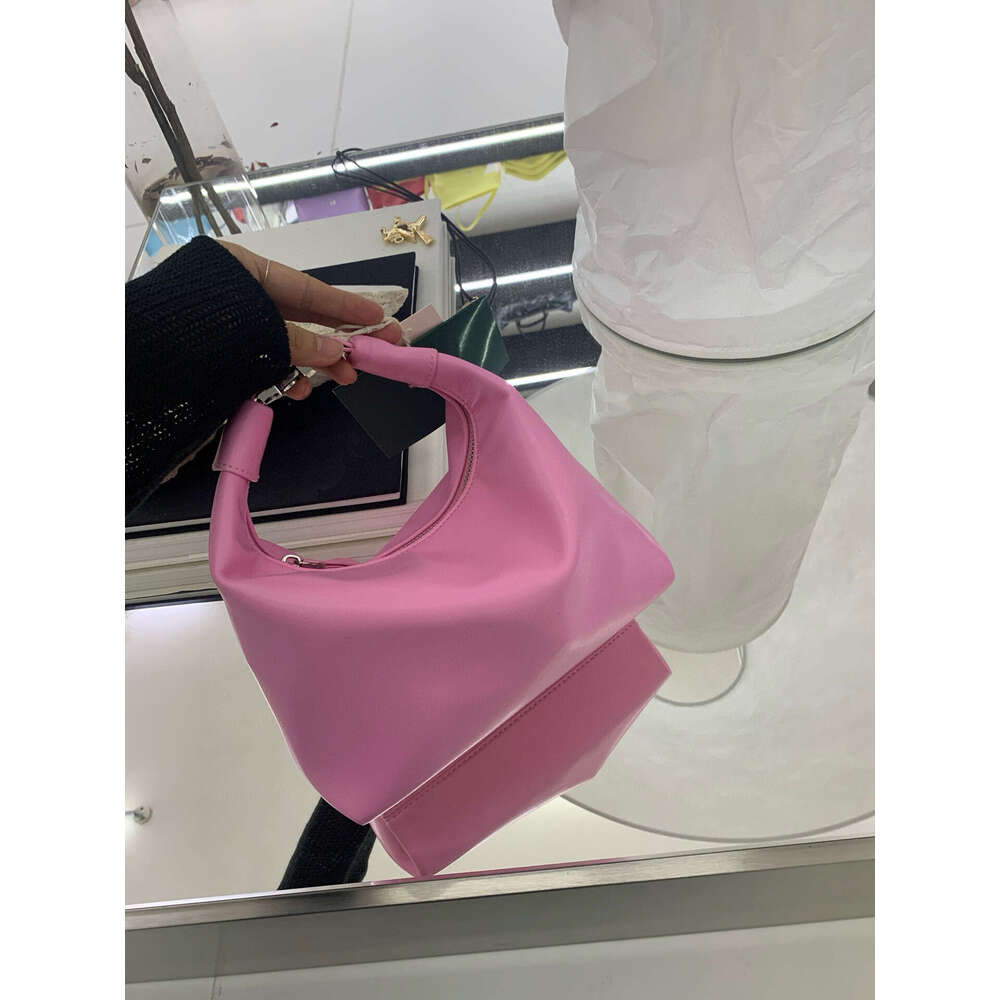 Blogger's Same Super Popular 2025 Niche Design Soft Leather Crescent Shaped Lunch Box Bag, Lazy Feeling, Hand-Held Crossbody New Women's Bag
