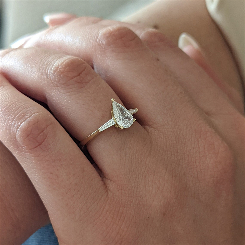 Jewelry 18K 14K Yellow Real Gold 1.0 Carat Pear Cut Engagement Ring IGI Lab Grown Diamond With Trapezium Wedding Ring For Women