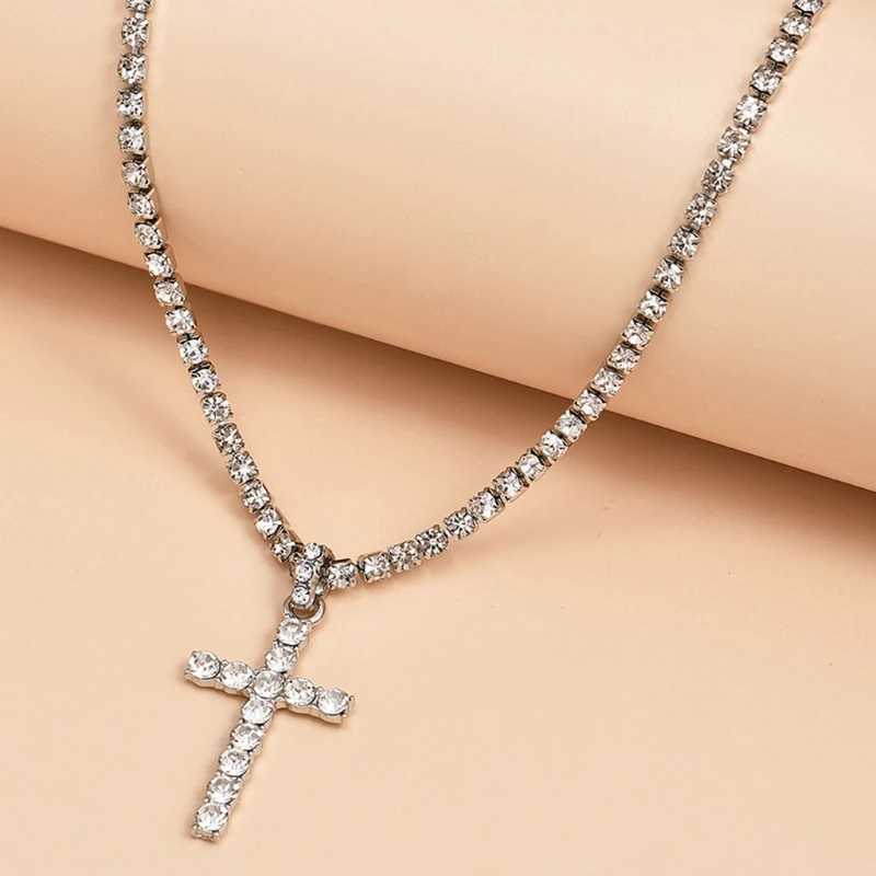 Beautiful rhinestone inlaid hip-hop necklace white crystal cross pendant necklace party special day jewelry Y250329