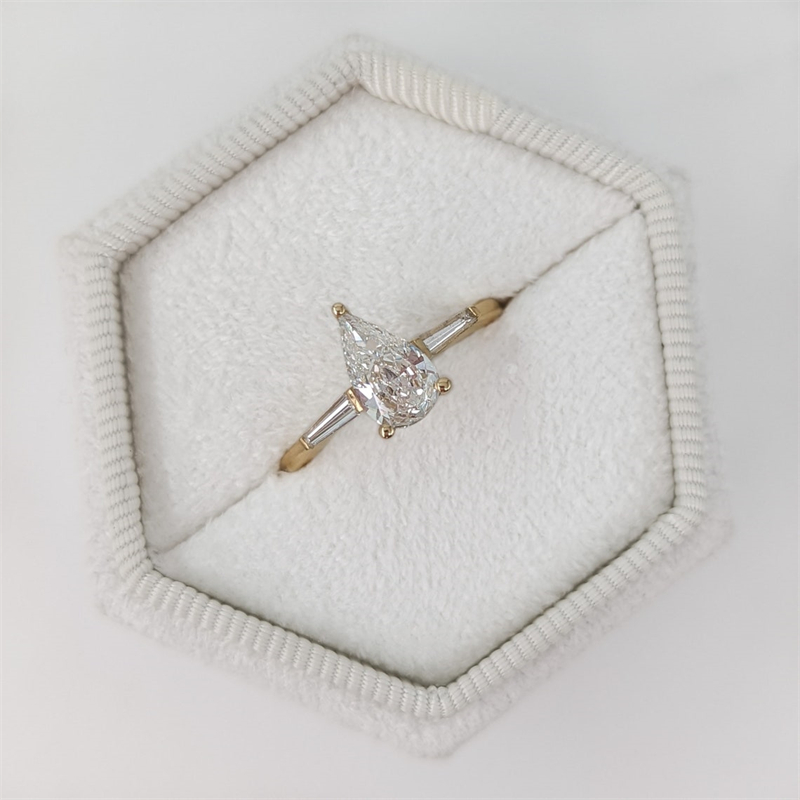 Jewelry 18K 14K Yellow Real Gold 1.0 Carat Pear Cut Engagement Ring IGI Lab Grown Diamond With Trapezium Wedding Ring For Women
