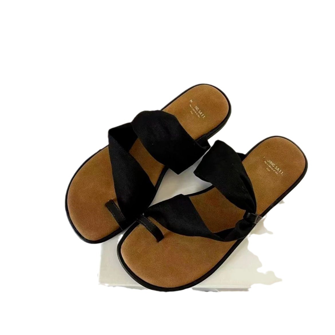 Finger clamped sandals Designer free Shipping Flat bottomed slippers Women wearing beach slippers outside 2025
