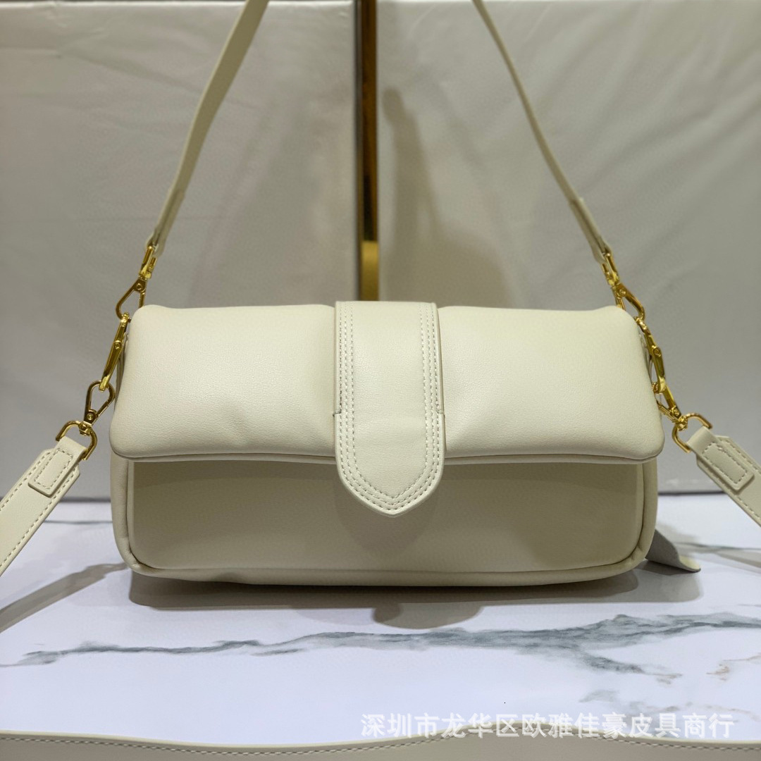 Designer crossbody bag New design with genuine leather ladies' top layer cowhide, French stick, armpit bag, crossbody bag style