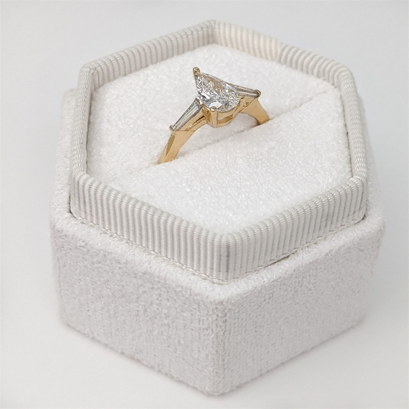 Jewelry 18K 14K Yellow Real Gold 1.0 Carat Pear Cut Engagement Ring IGI Lab Grown Diamond With Trapezium Wedding Ring For Women
