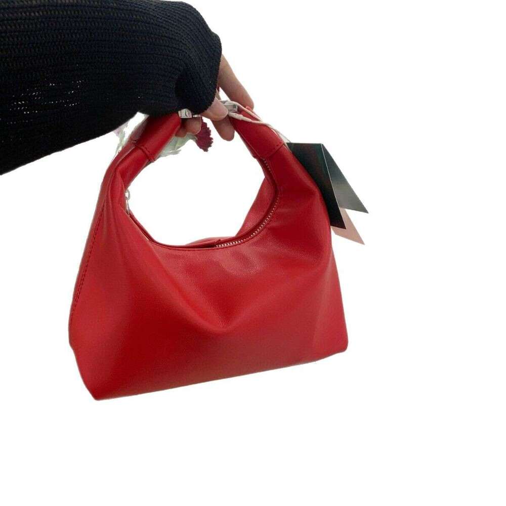 Blogger's Same Super Popular 2025 Niche Design Soft Leather Crescent Shaped Lunch Box Bag, Lazy Feeling, Hand-Held Crossbody New Women's Bag