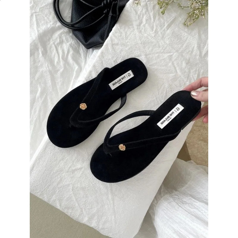 Flat bottom small perfume slippers womens shoes wearing niche in summer gentle fairy style clip toe flip 250326