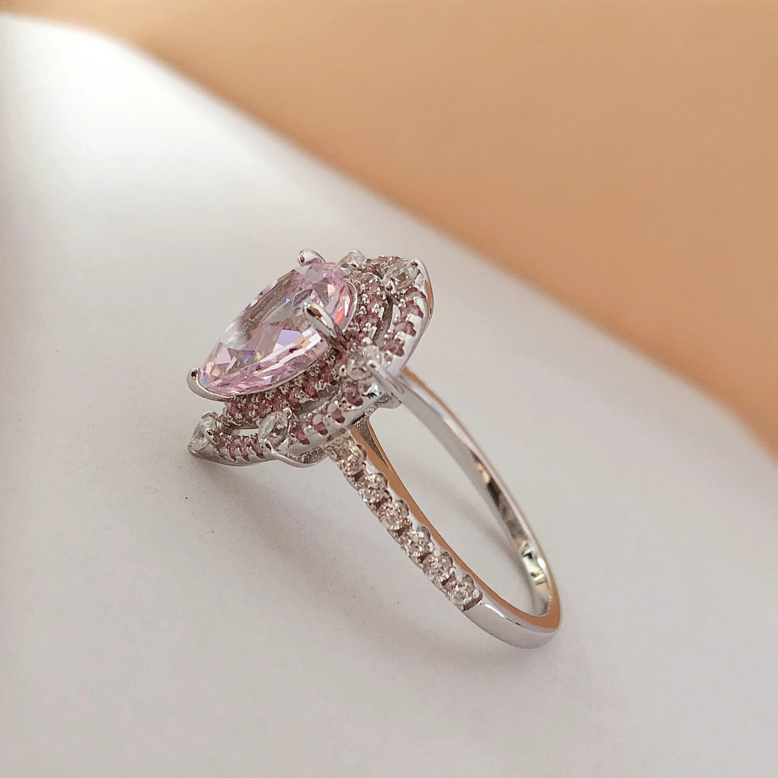 Previous article PT950 Platinum Diamond Ring Womens Pink 2-carat Waterdrop Ring Girls Sweet Pink Diamond Platinum Ring 250325
