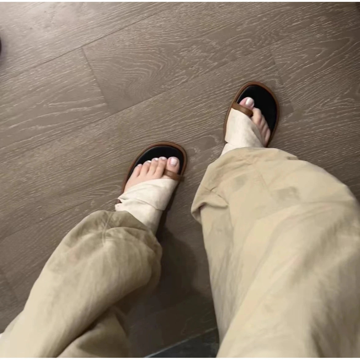 Finger clamped sandals Designer free Shipping Flat bottomed slippers Women wearing beach slippers outside 2025