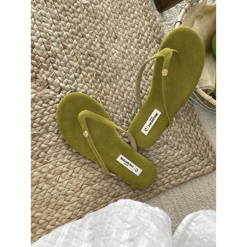 Flat bottom small perfume slippers womens shoes wearing niche in summer gentle fairy style clip toe flip 250326