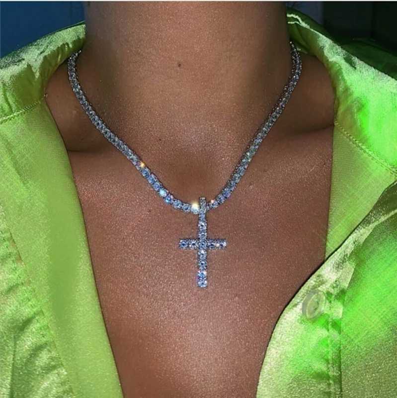 Beautiful rhinestone inlaid hip-hop necklace white crystal cross pendant necklace party special day jewelry Y250329