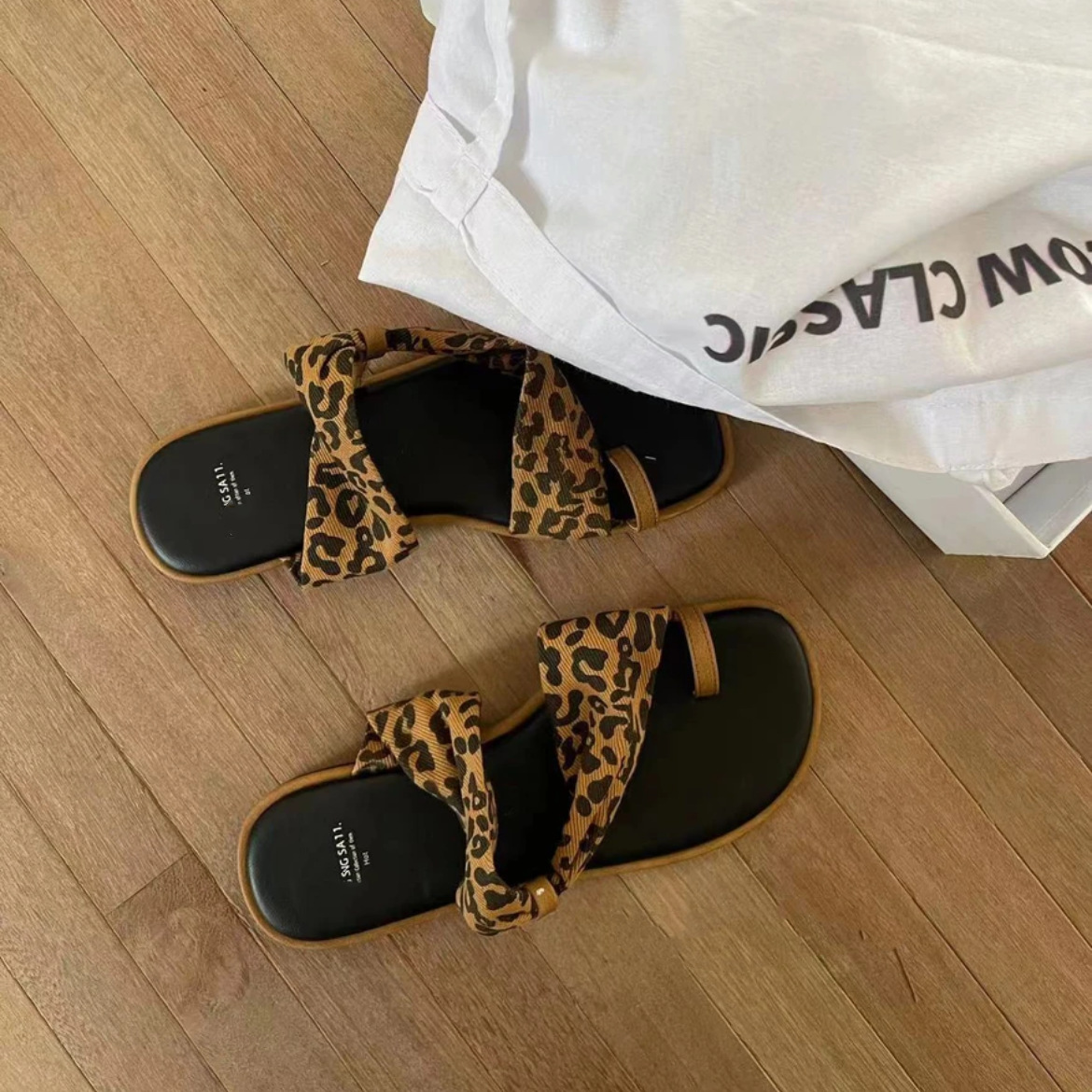 Finger clamped sandals Designer free Shipping Flat bottomed slippers Women wearing beach slippers outside 2025