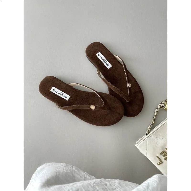 Flat bottom small perfume slippers womens shoes wearing niche in summer gentle fairy style clip toe flip 250326