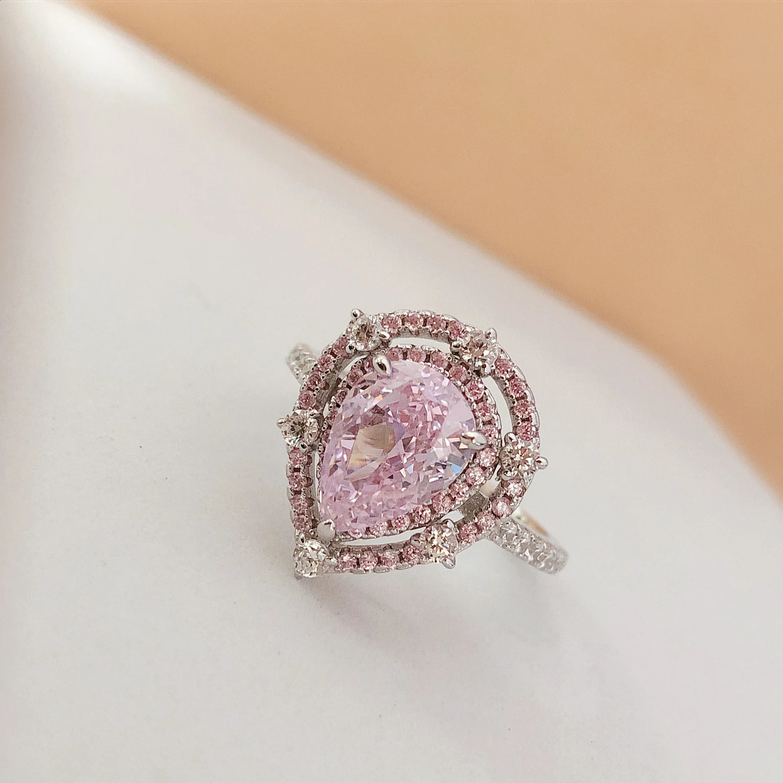 Previous article PT950 Platinum Diamond Ring Womens Pink 2-carat Waterdrop Ring Girls Sweet Pink Diamond Platinum Ring 250325