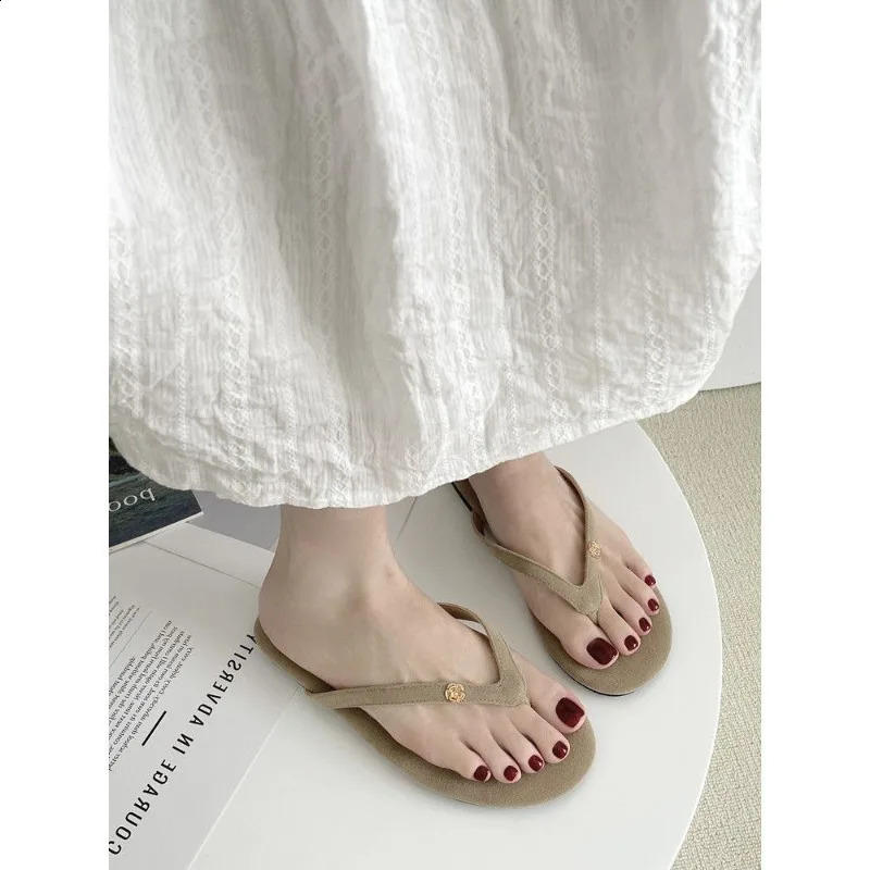 Flat bottom small perfume slippers womens shoes wearing niche in summer gentle fairy style clip toe flip 250326