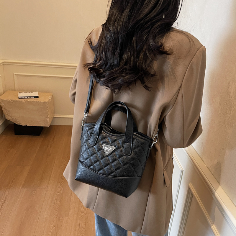 Designer free shipping new women's fashionable high-end texture dia grid bucket hand-held single shoulder crossbody bag