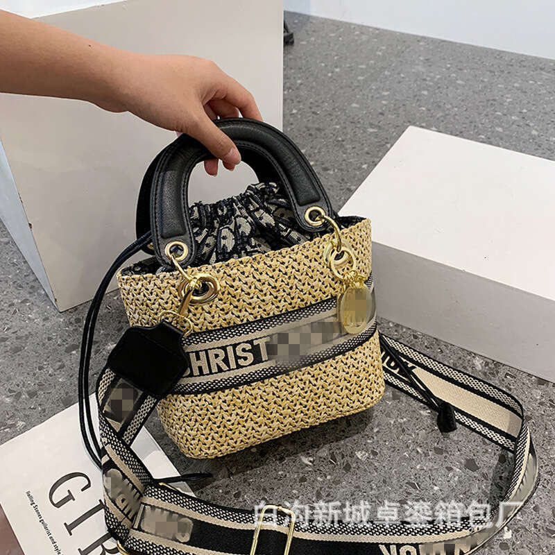 Fashionable hand-held small for women, 2024 summer new high-end grass woven bag, one shoulder vegetable basket bag