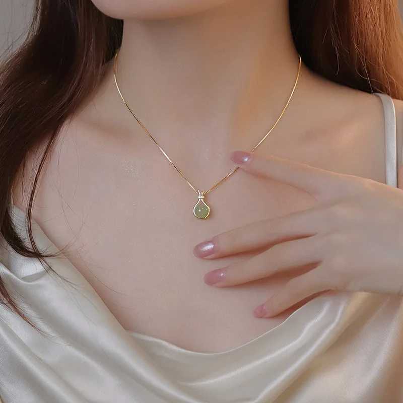 Stainless steel fashionable light green jade pendant necklace suitable for women fashionable retro style womens Kravik chain jewelryT250331