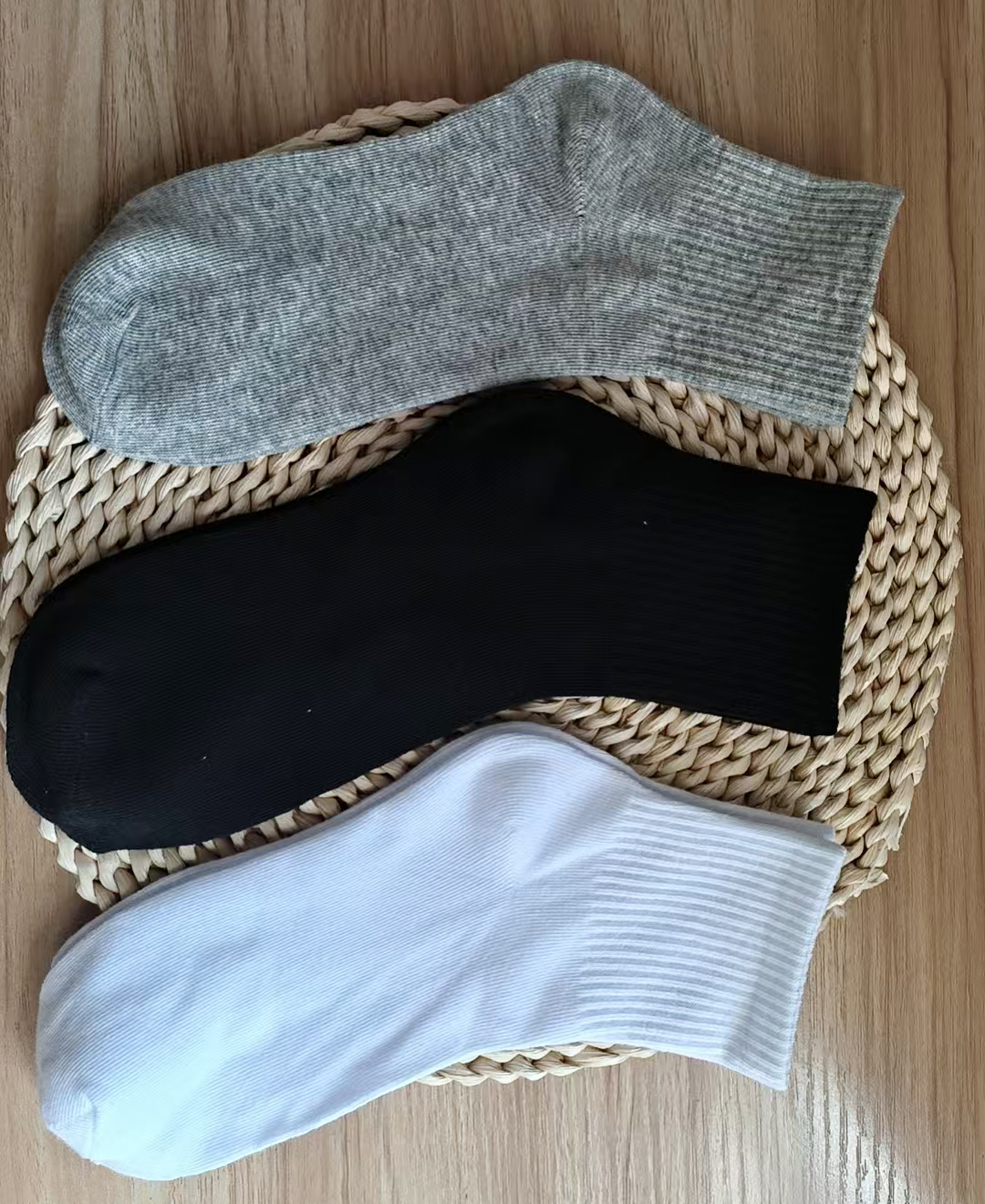 Combed cotton mid-calf socks are made of soft, comfortable combed cotton and are a must-have for high-end people and sports venues A pack of 10 pairs