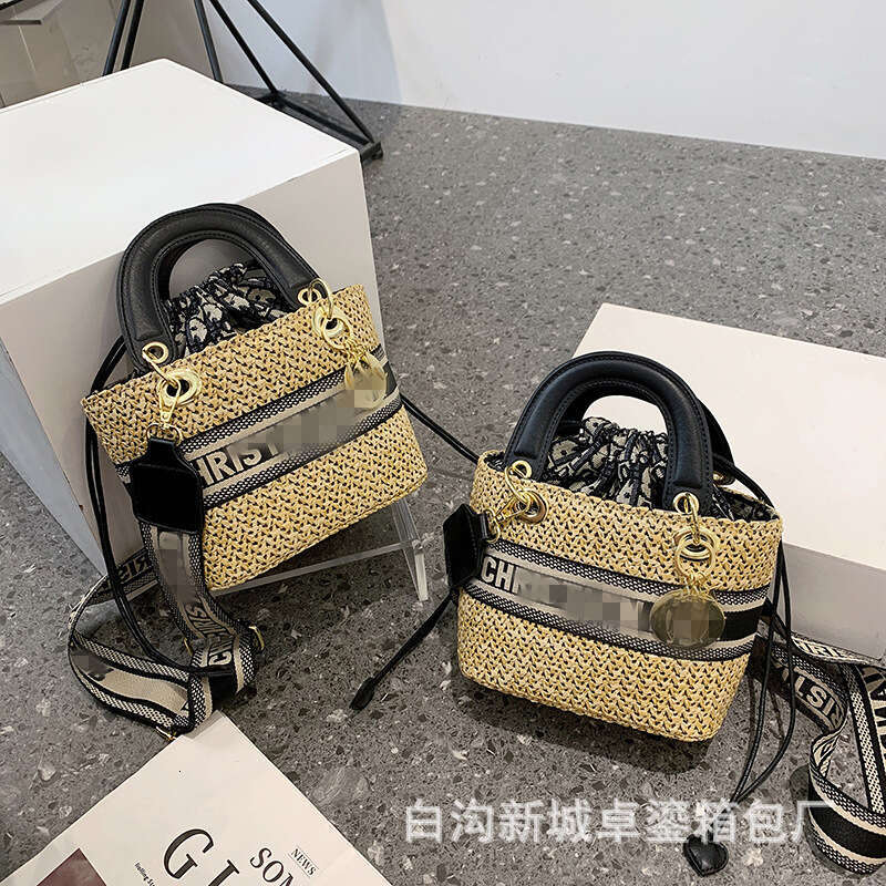 Fashionable hand-held small for women, 2024 summer new high-end grass woven bag, one shoulder vegetable basket bag