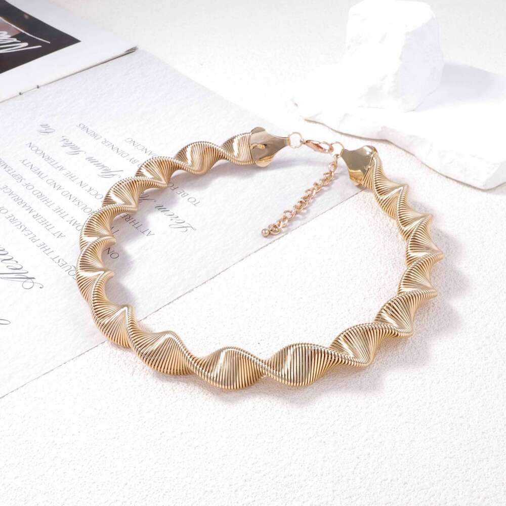 Western Punk Style Metal Striped Spiral Choker Necklace Bold Fashion Snake Design Light Luxury Trendy Women Collar