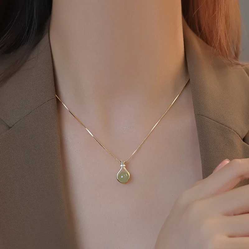Stainless steel fashionable light green jade pendant necklace suitable for women fashionable retro style womens Kravik chain jewelryT250331