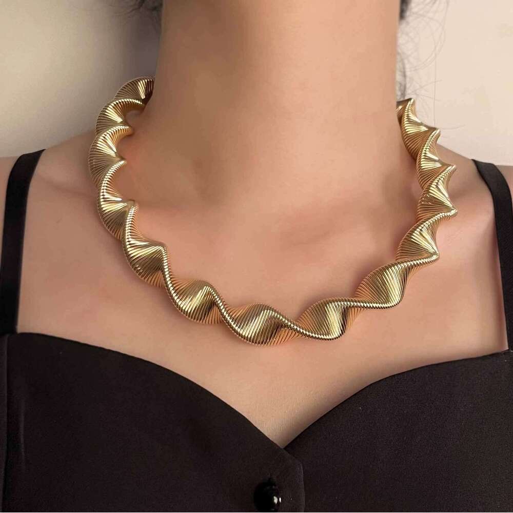 Western Punk Style Metal Striped Spiral Choker Necklace Bold Fashion Snake Design Light Luxury Trendy Women Collar