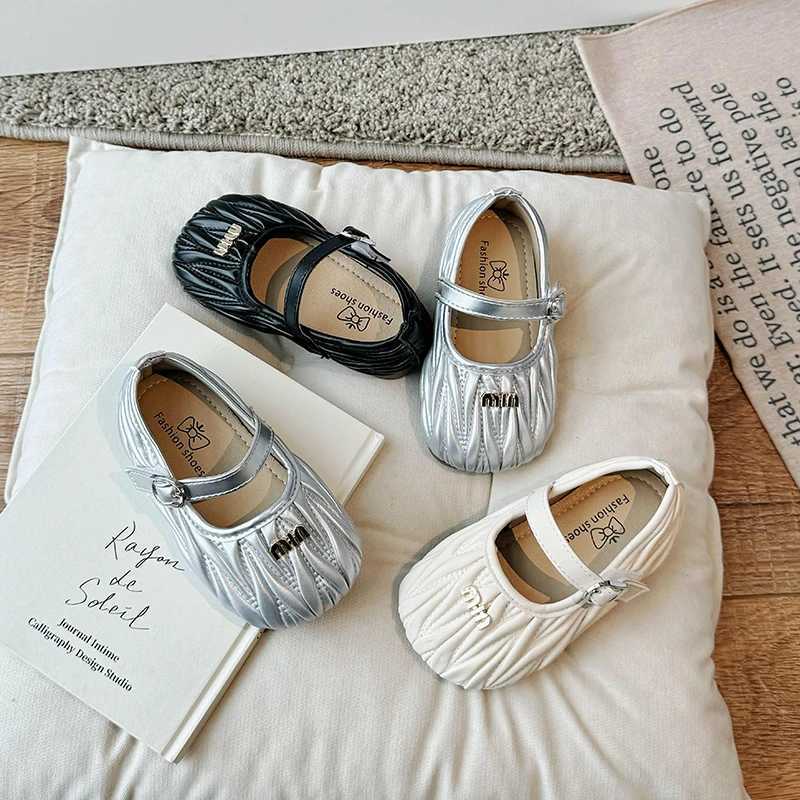 New Girls Small PU Leather Shoes for Spring and Autumn 2024 Baby Soft Bottom Round Insole 1-Foot Casual ApartmentXJ250331