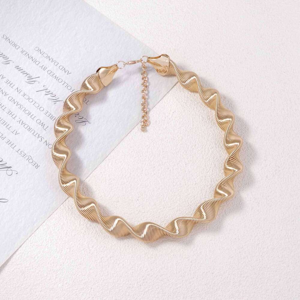 Western Punk Style Metal Striped Spiral Choker Necklace Bold Fashion Snake Design Light Luxury Trendy Women Collar