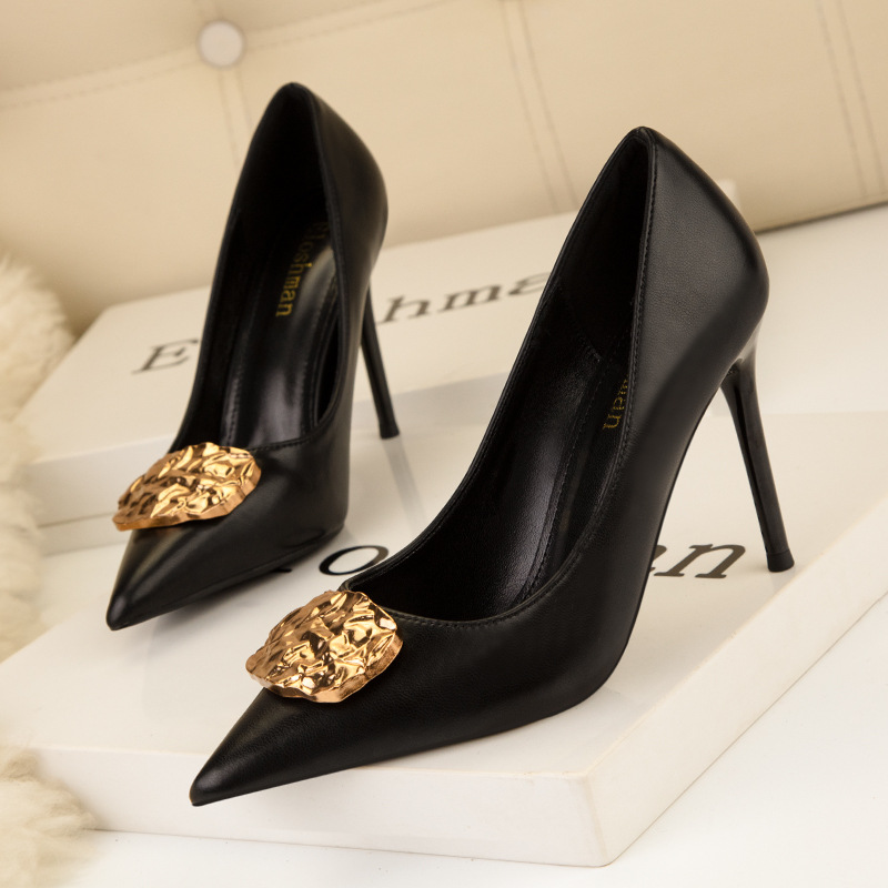 European and American style fashionable banquet shoes thin heels high heels shallow mouth pointed toe single shoes decorated with metal buckles new de