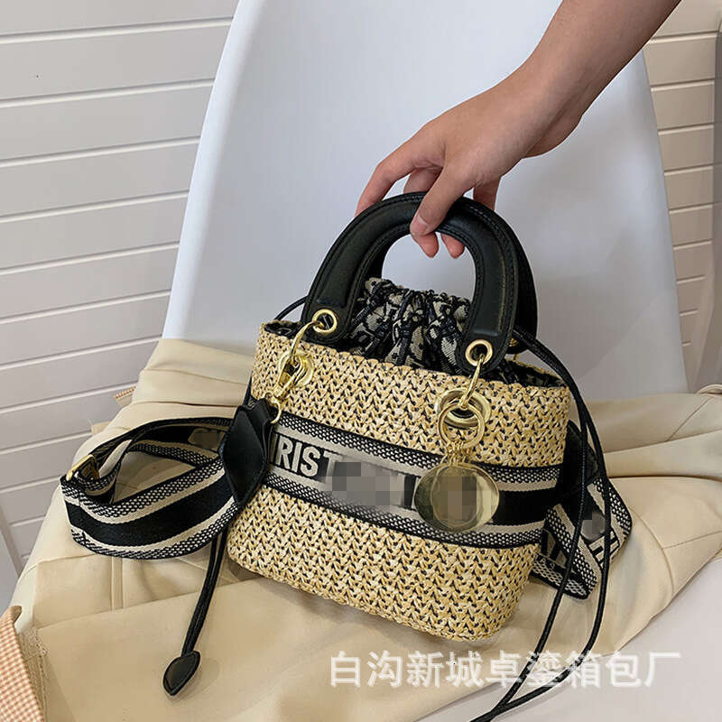 Fashionable hand-held small for women, 2024 summer new high-end grass woven bag, one shoulder vegetable basket bag