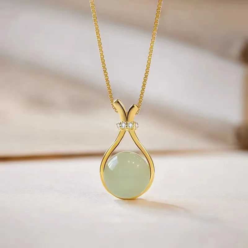 Stainless steel fashionable light green jade pendant necklace suitable for women fashionable retro style womens Kravik chain jewelryT250331