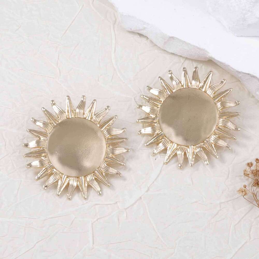 Fashion Minimalist Alloy Sunflower Earrings - Retro Versatile Beach Style Women's Light Luxury Studs