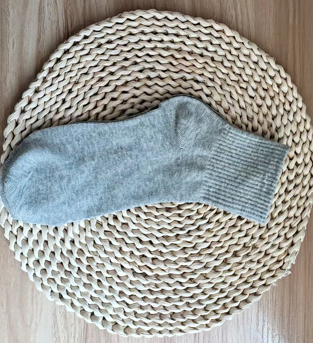Combed cotton mid-calf socks are made of soft, comfortable combed cotton and are a must-have for high-end people and sports venues A pack of 10 pairs