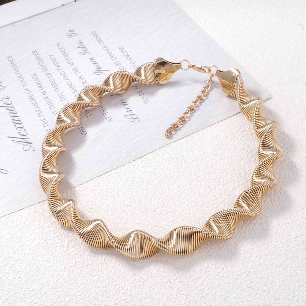 Western Punk Style Metal Striped Spiral Choker Necklace Bold Fashion Snake Design Light Luxury Trendy Women Collar