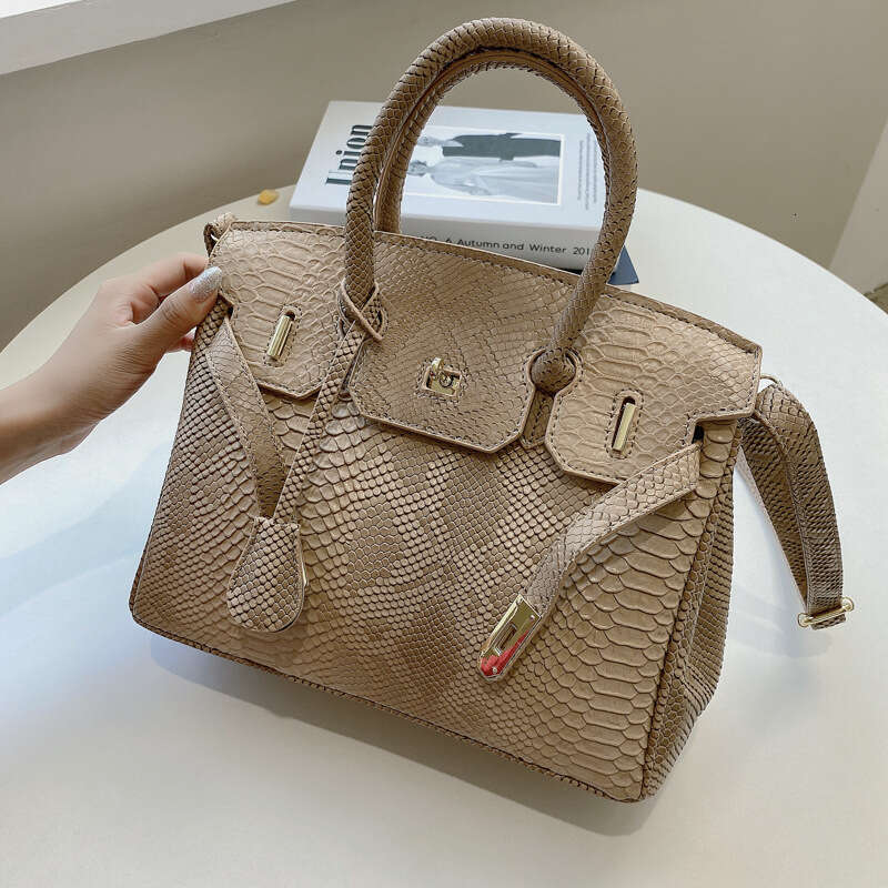 Snake skin pattern for women 2024 new large capacity handbag, trendy commuting single shoulder crossbody bag