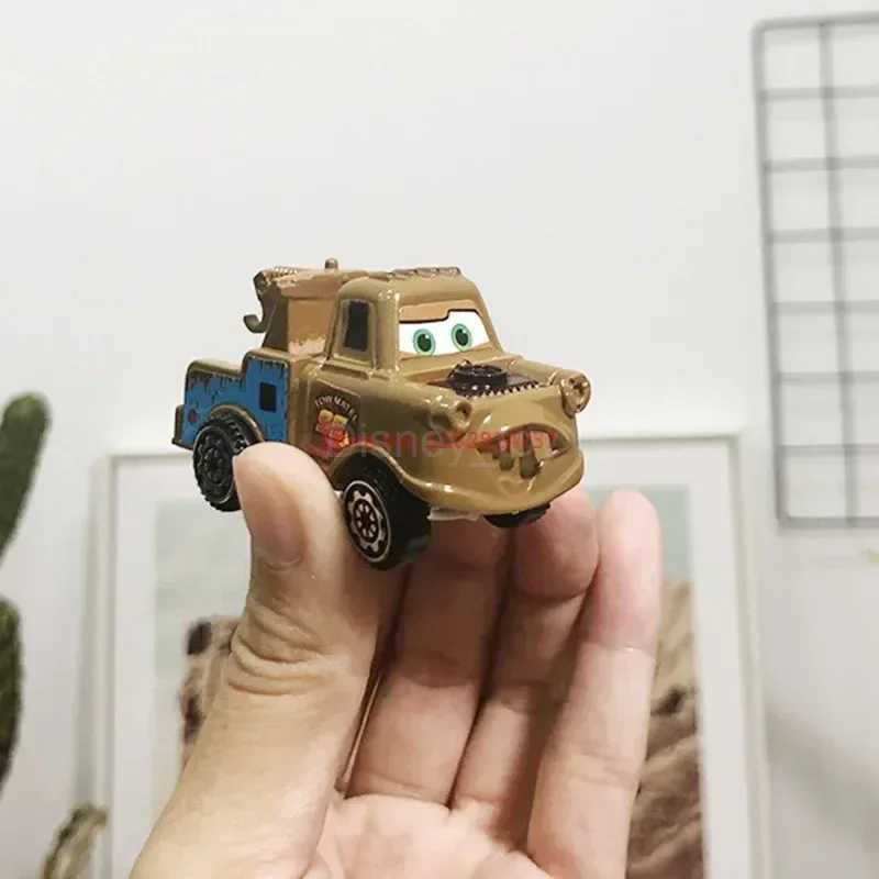 Disney Pixar Car Set Lightning McQueen Character Jackson Storm Mac Uncle Truck Pullback Car Model Doll Childrens Toy Gift Y240331